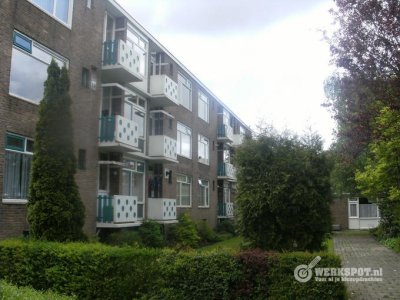 afbeelding van In opdracht van VvE 18 appartementen aan de Paterwoldseweg geschilderd met Veveo hoogglans.