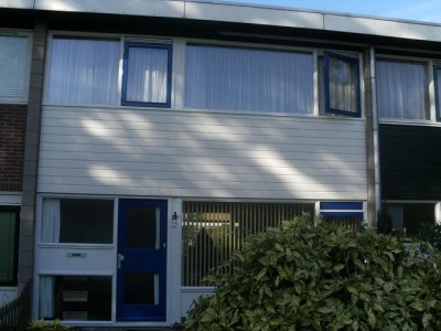 afbeelding van Dit huis ziet er weer prachtig uit en kan er jaren tegenaan! Behalve het buitenschilderwerk tevens de asbestplaten verwijderd en Keralitplaten aangebracht en enkelglas vervangen door HR++.