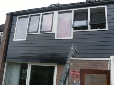afbeelding van Van rood naar antraciet hoogglans geschilderd. Mooi!