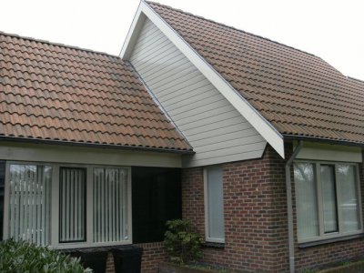 afbeelding van Gevelbekleding van donkergroen naar gebroken wit. Mooi! Voor en na.