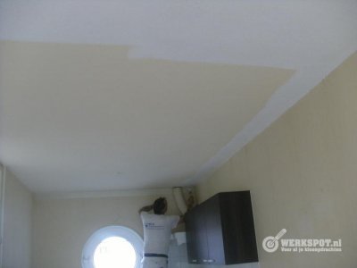 afbeelding van Het plafond is eerst voorbewerkt met isolatieverf en daarna gewit. Noodzakelijk voor optimaal resultaat in ruimtes waar veel wordt gerookt of waar lekkage is geweest.