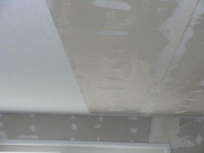 afbeelding van Het aanbrengen van renovlies en daarna het aangebrachte renovlies sauzen (voor en na). Superstrak resultaat!