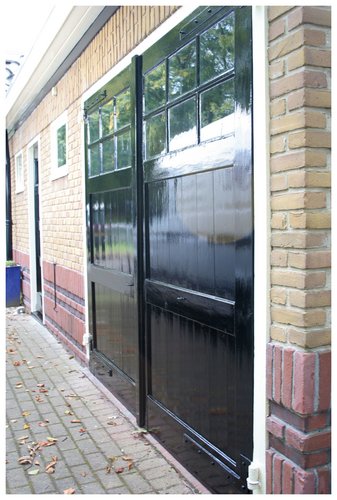 afbeelding van Onze trouwe MTO-bus! Het schilderwerk is gedaan en de bus spiegelt zich in de deur!