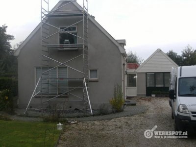 afbeelding van Nieuw gestucte gevel voorbehandeld en afgeschilderd met Lucite gevelverf. Buitenschilderwerk van lichte naar donkere kleurstelling (houtwerk).